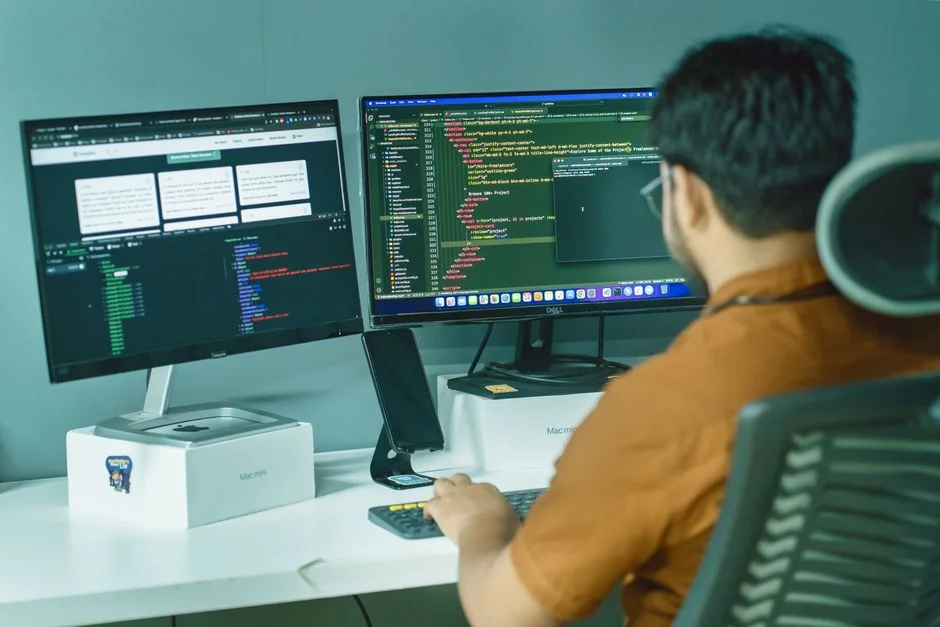 project-01-b Businesswoman working on laptop with Android 6.0 Marshmallow webpage open.